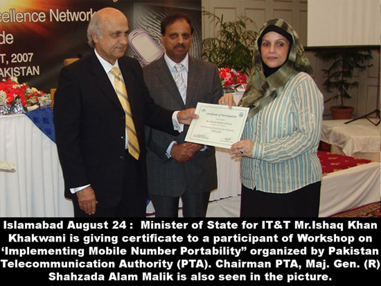 minister IT giving certificates to participants
